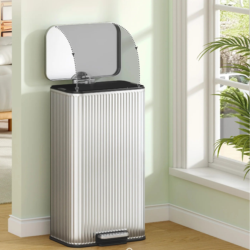 Le couvercle de la Poubelle 30L argentee en inox