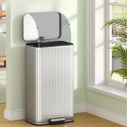 Le couvercle de la Poubelle 30L argentee en inox