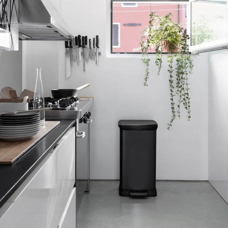 Poubelle a pedale noire 50L dans la cuisine