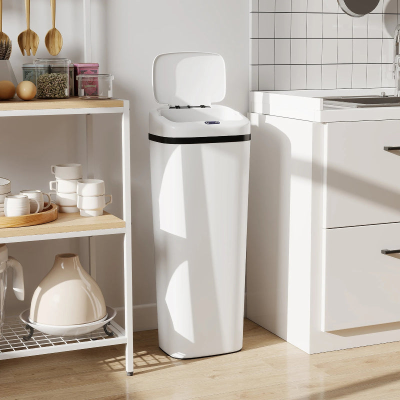 La Poubelle automatique 50L blanche dans la cuisine