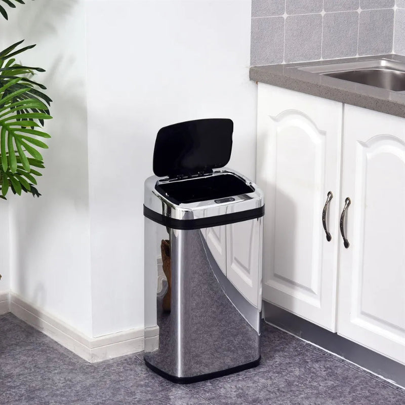 Poubelle automatique argentée en inox 30L dans une cuisine moderne