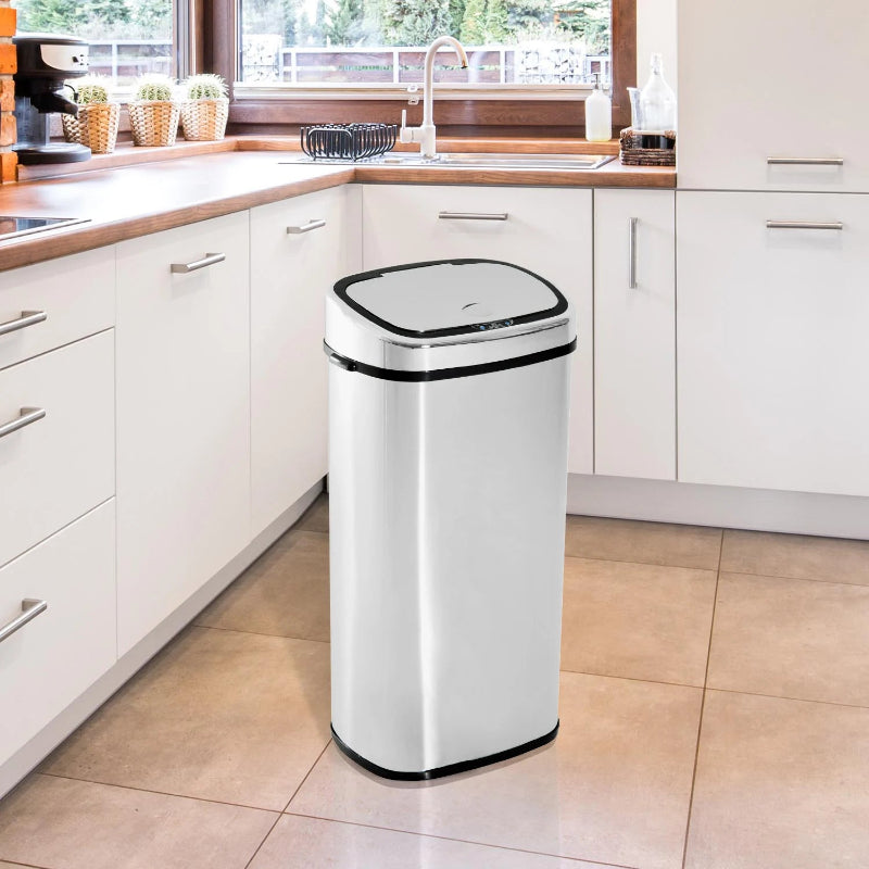 Poubelle automatique blanche 68L dans une cuisine