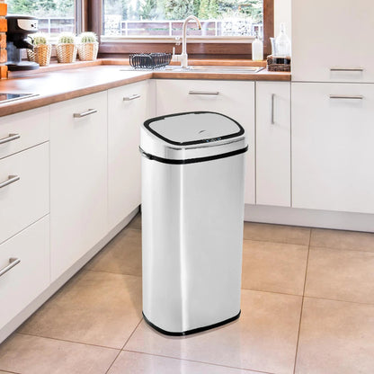 Poubelle automatique blanche 68L dans une cuisine
