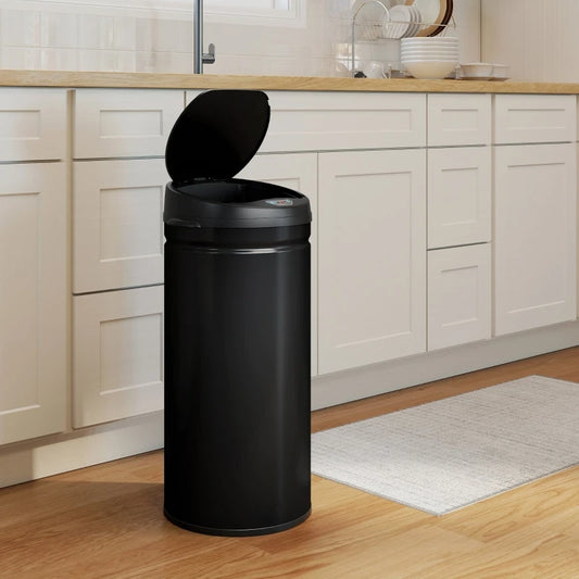 Poubelle automatique noire 42L dans la cuisine