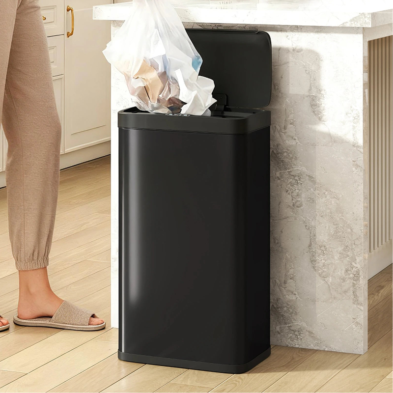 Poubelle automatique noire 45L dans une cuisine