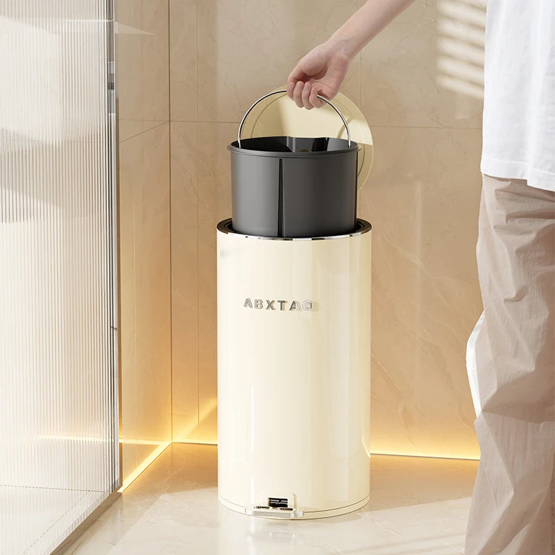 Le seau amovible de la Poubelle beige en metal 20L