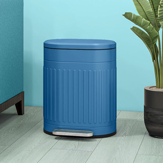 Poubelle bleue vintage 20L dans la salle de bain
