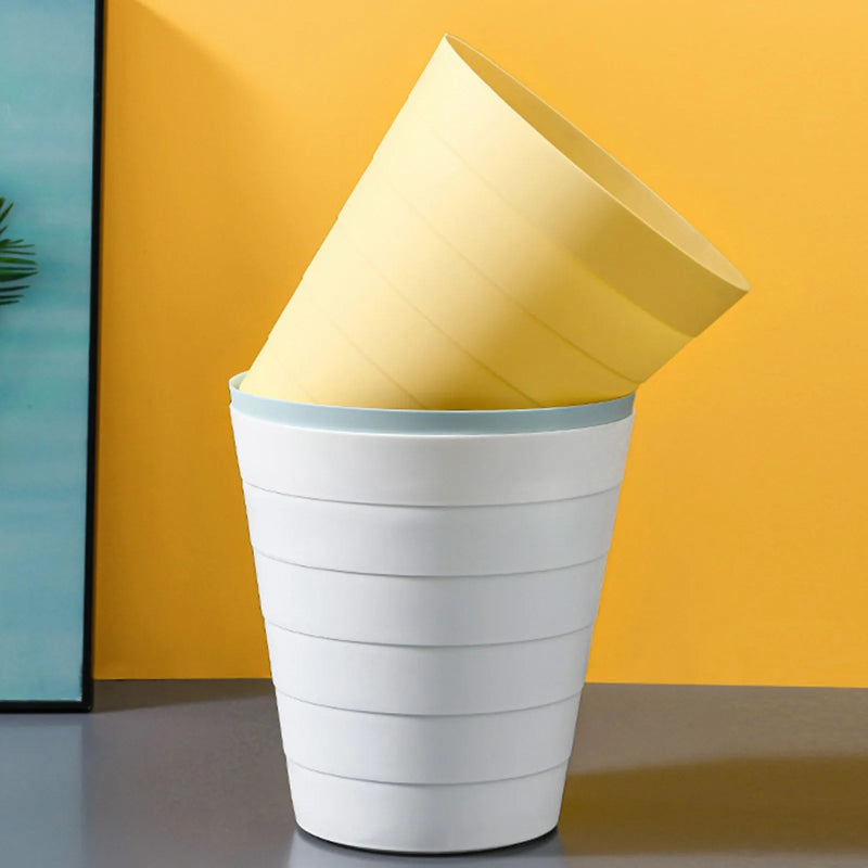 Poubelle classique en plastique empilée