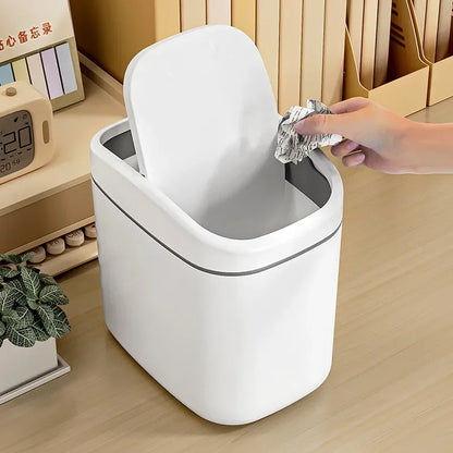 Poubelle de bureau en plastique sur un bureau