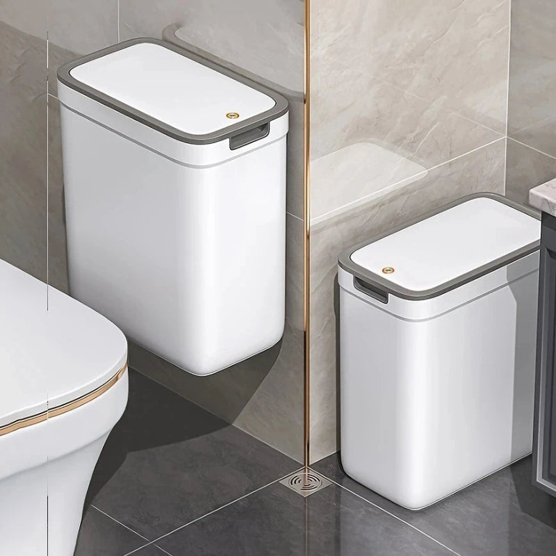 Poubelle de salle de bain blanche 9L dans la salle d'eau