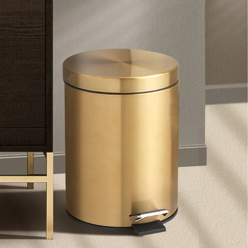 La Poubelle doree 5L à côté d'un meuble