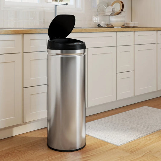 Poubelle electrique argentee 50L dans la cuisine