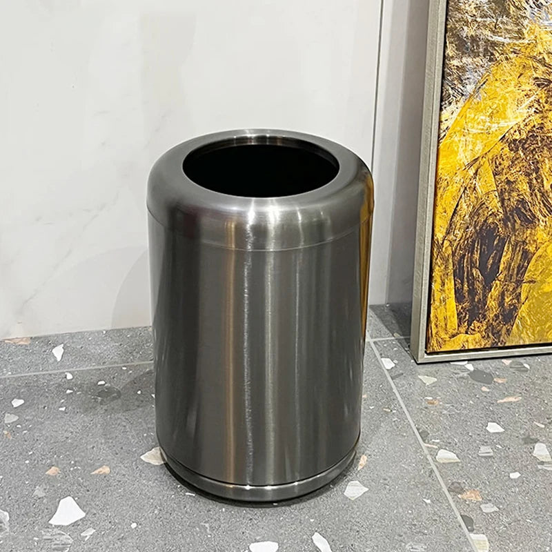 Poubelle en inox ronde 8L dans un couloir