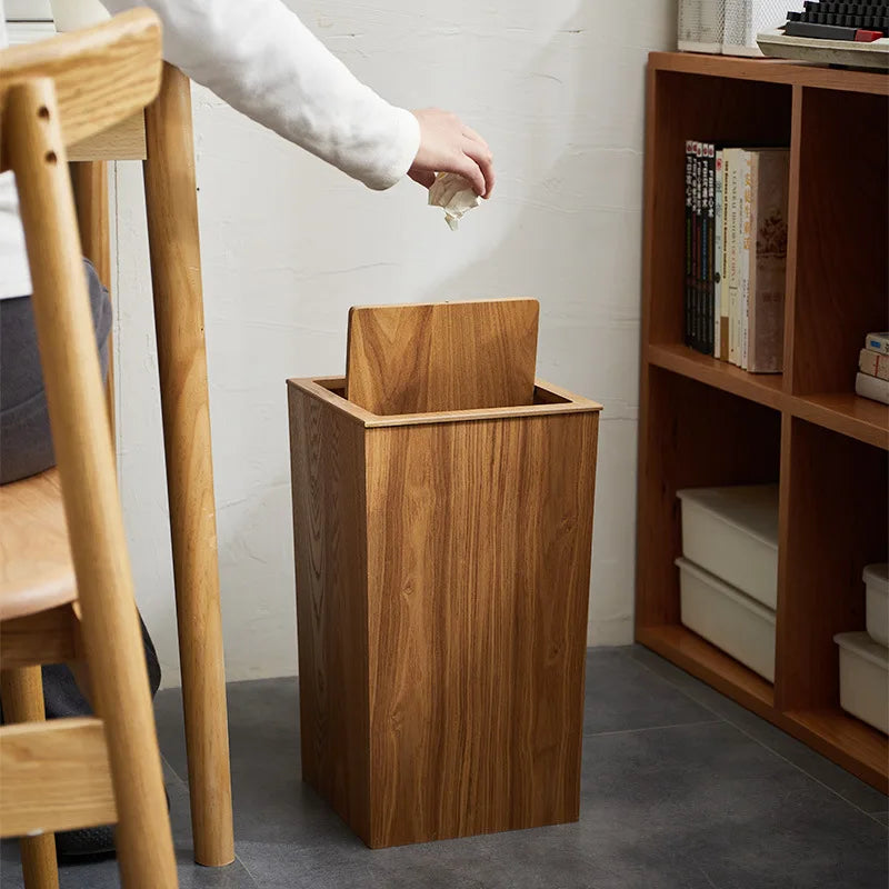 Poubelle japonaise en bois à côté d'un bureau