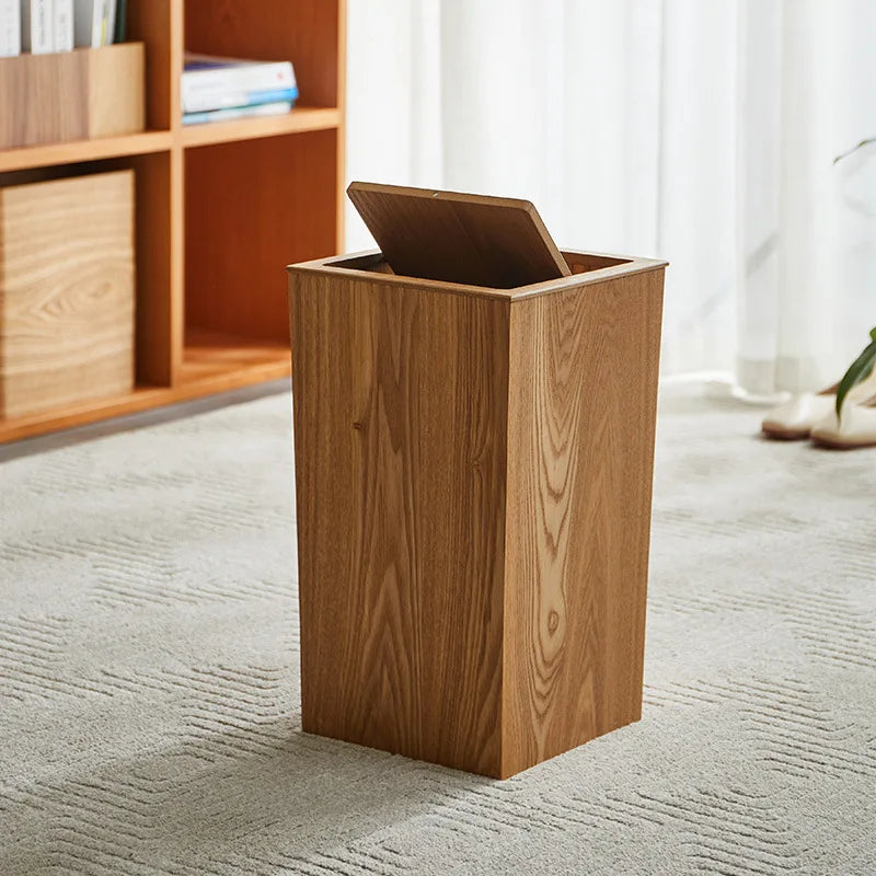 Le couvercle ouvert de la Poubelle japonaise en bois
