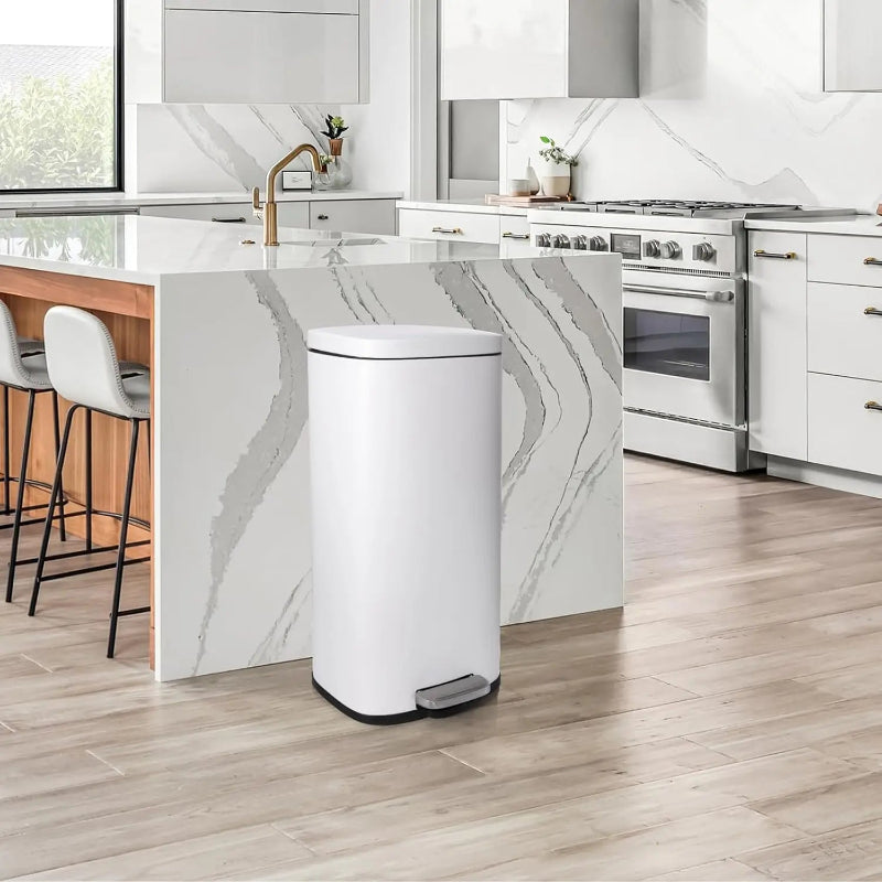 Poubelle à pédale blanche 30L dans une cuisine moderne
