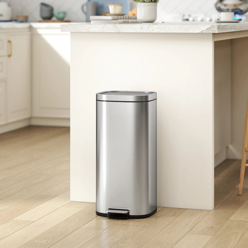 Poubelle à pedale en metal 30L dans la cuisine