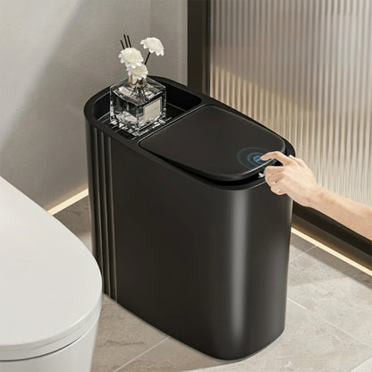 Ouverture du couvercle de la Poubelle salle de bain pratique