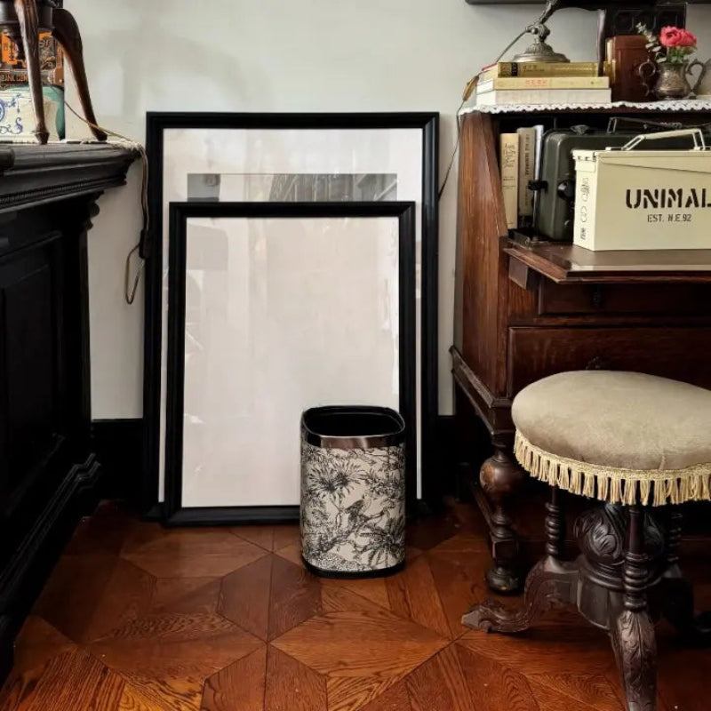 Poubelle style retro française dans un bureau