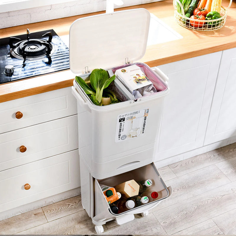 Poubelle à tri selectif blanche 42L dans une cuisine