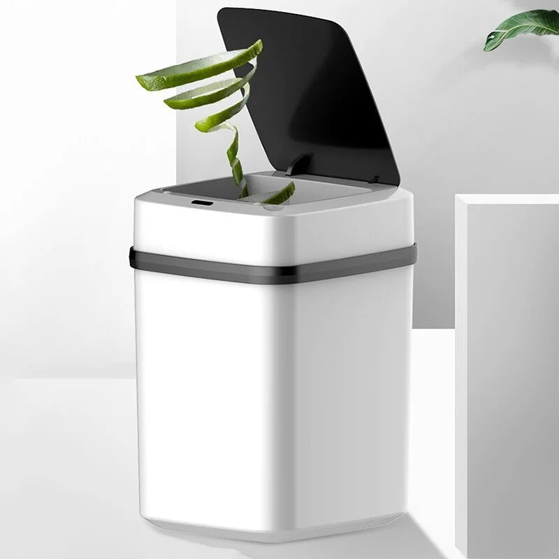 La poubelle automatique blanche 13L ouverte 