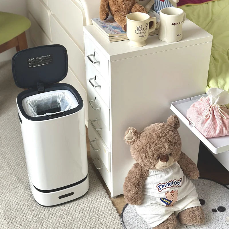 La poubelle automatique blanche de 13L dans une chambre d'enfant