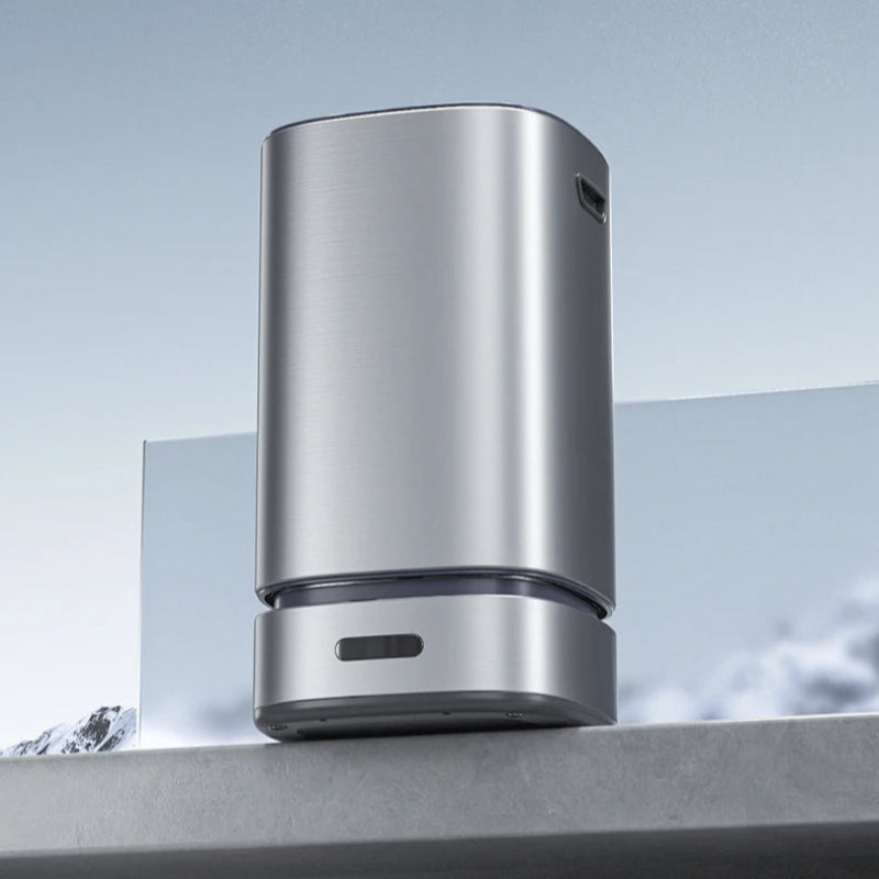 Vue en contre plongé de la poubelle automatique design blanc 13L