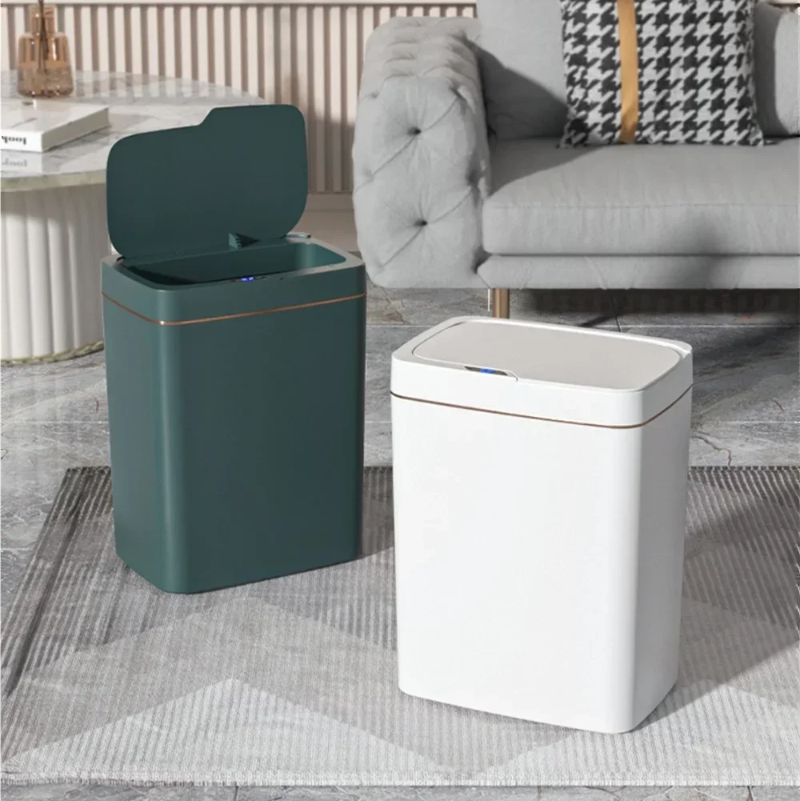 Poubelle automatique verte 15L dans un salon