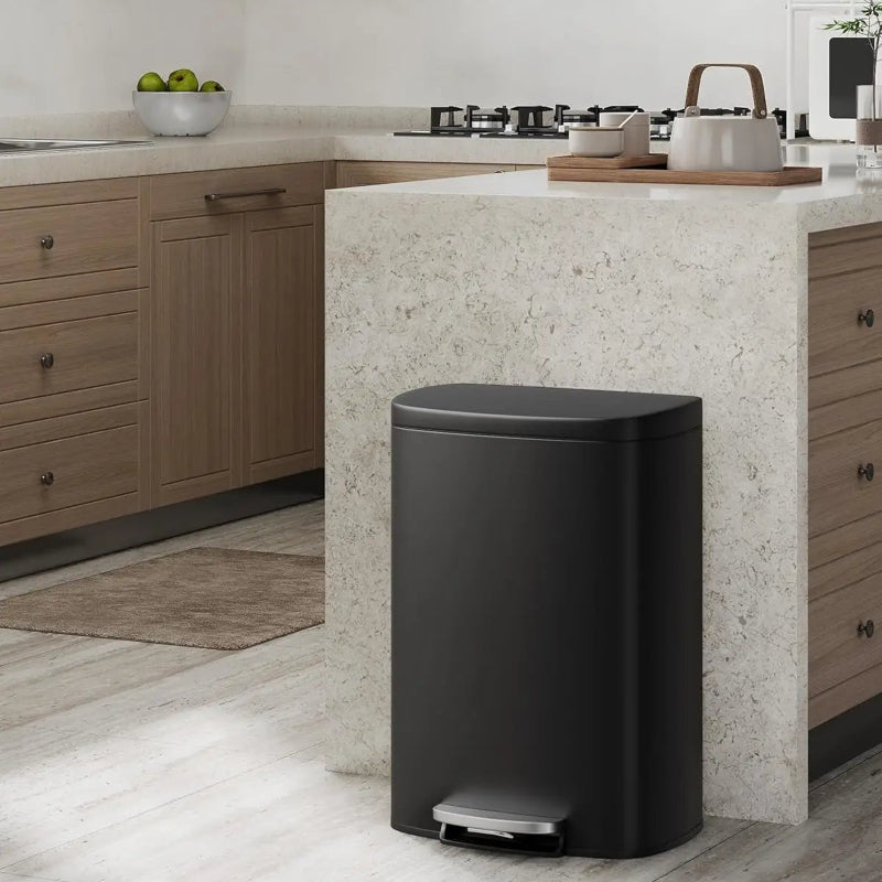 poubelle cuisine 50L noire dans une cuisine moderne