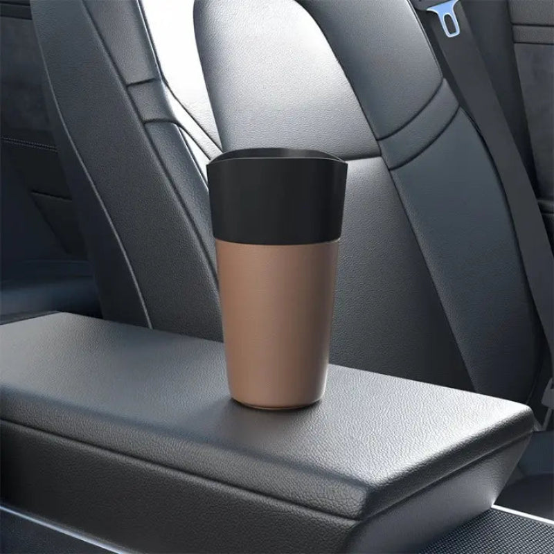 Poubelle de voiture marron claire compacte dans l'habitacle