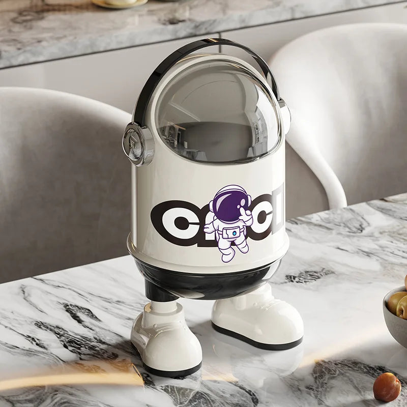 poubelle en plastique design astronaute sur la table à manger