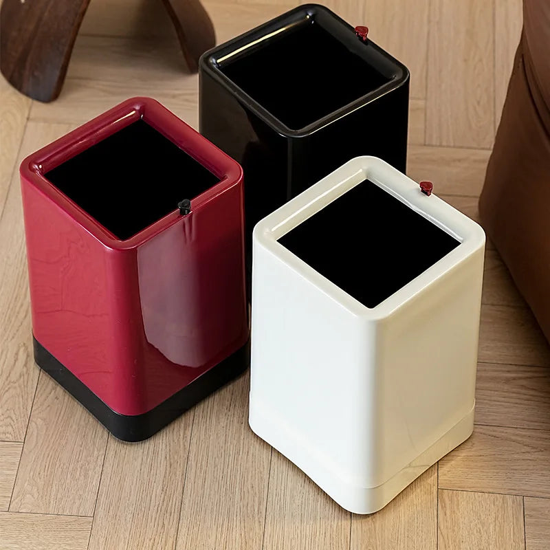 poubelle en plastique design minimaliste carrée